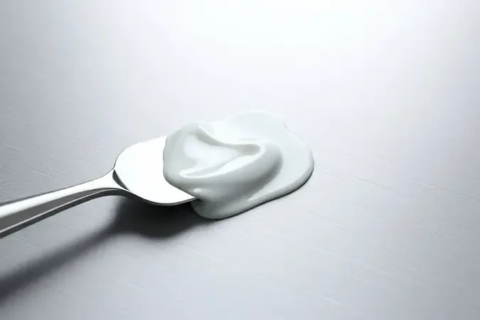 Render 3D de aplicação de pasta térmica com espátula sobre superfície metálica demonstrando viscosidade ideal.