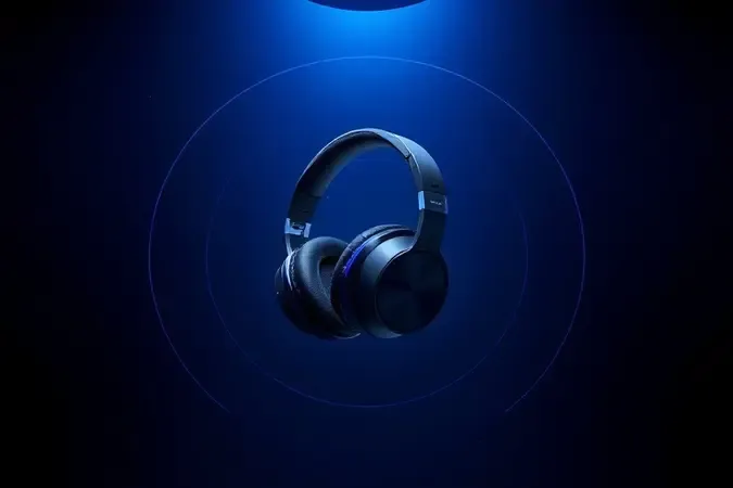 Render 3D de headset gamer flutuando em ambiente escuro com ondas sonoras geométricas em tons de azul representando áudio 3D imersivo.