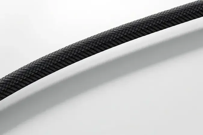 Detalhe conceitual 3D da textura de nylon trançado de um cabo USB-C resistente, exibindo o padrão entrelaçado.