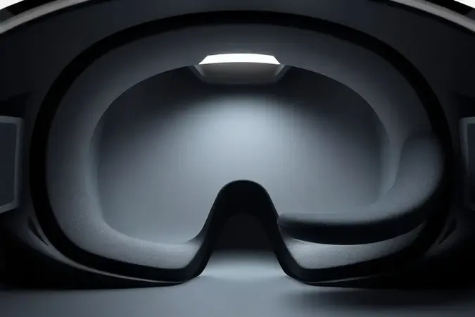 Render 3D conceitual do interior de óculos FPV destacando amplo campo de visão curvo e detalhe de espuma ergonômica flutuante com textura realista.