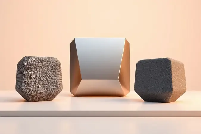 Três formas geométricas abstratas representando diferentes designs de caixas de som Bluetooth em composição minimalista.
