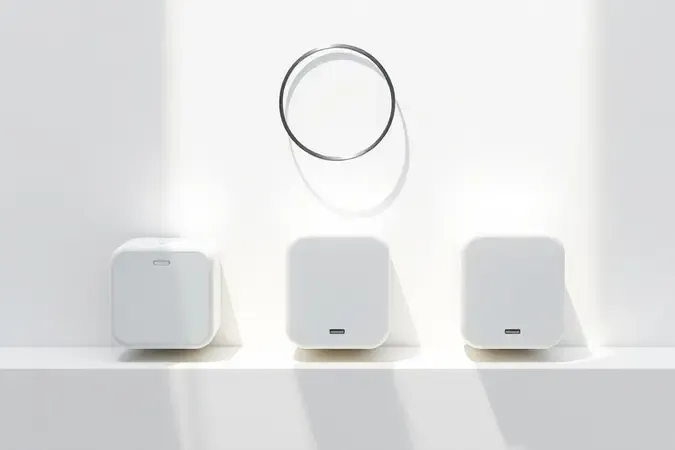 Comparação visual de três carregadores turbo minimalistas lado a lado com lupa simbolizando critérios de escolha.