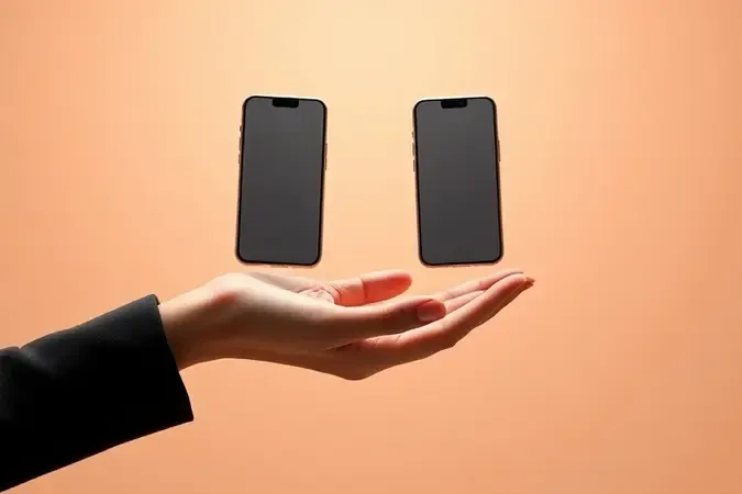 Renderização 3D de mão selecionando entre três smartphones genéricos flutuantes em composição minimalista elegante.