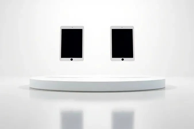 Composição 3D conceitual com três tablets infantis genéricos dispostos em arco sobre superfície reflexiva, representando escolha e comparação.