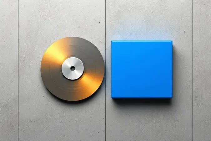 Comparação conceitual entre tecnologia HDD mecânico e SSD portátil para armazenamento de dados.