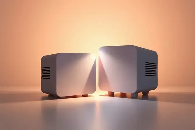 Render 3D conceitual comparando o tamanho compacto de um mini projetor com um projetor portátil maior, com feixes de luz suaves.