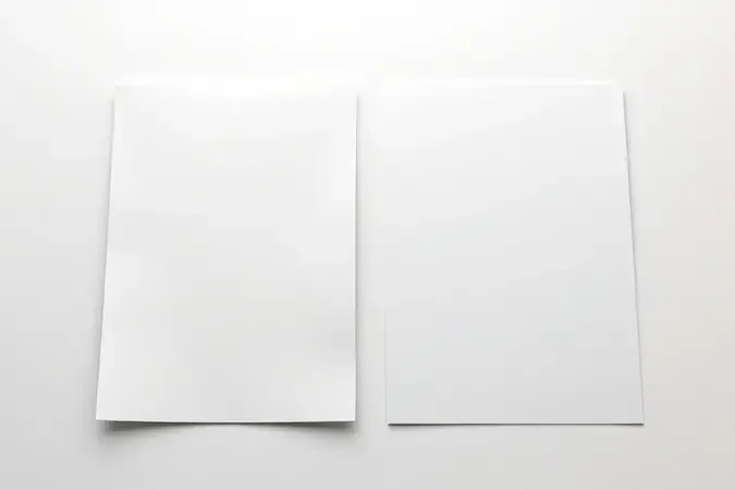 Comparação conceitual 3D entre papel térmico brilhante e papel sulfite fosco lado a lado em estúdio.