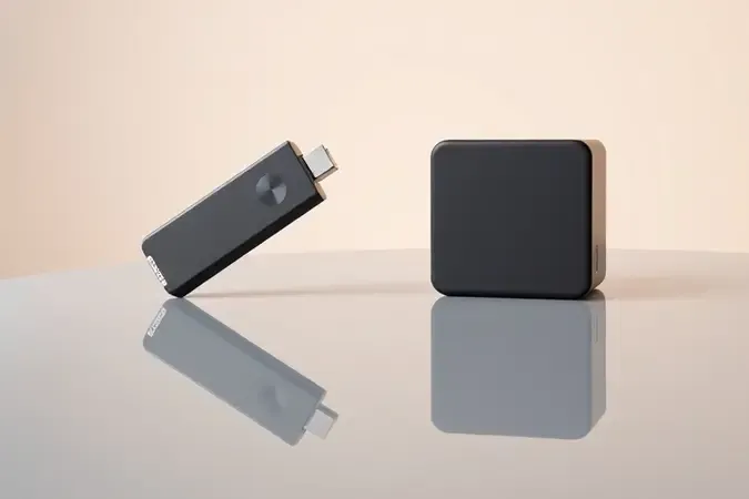 Comparação conceitual entre formato stick compacto e TV box tradicional com design minimalista e superfícies lisas.