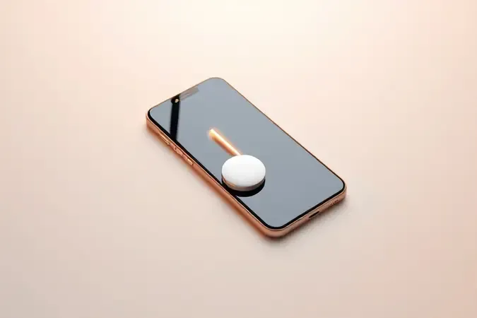 Smartphone e rastreador circular dispostos lado a lado com fio de luz conectando-os simbolizando pareamento e configuração inicial.