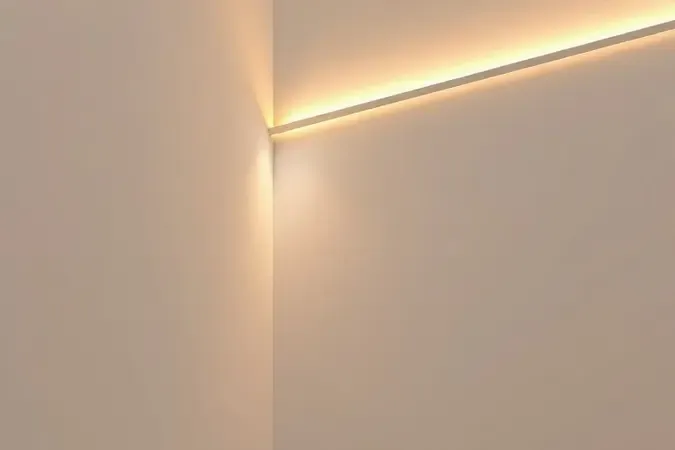 Instalação conceitual de fita LED em canto arquitetônico de ambiente moderno e minimalista