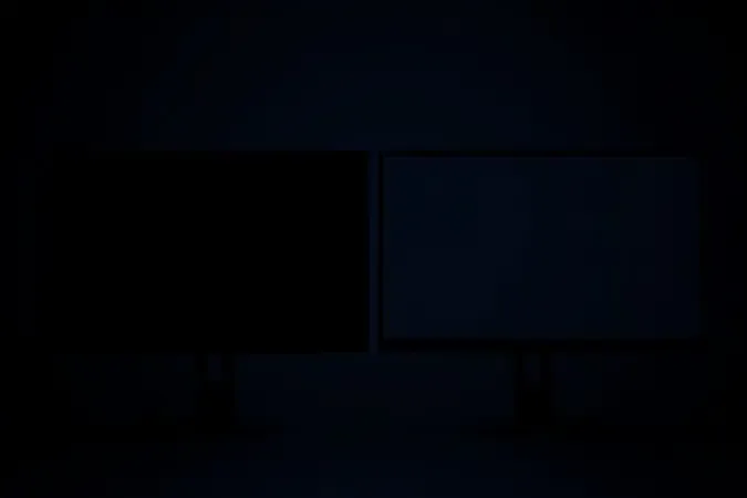 Demonstração conceitual 3D comparando efeito IPS glow com vazamento de luz nos cantos e monitor com brilho uniforme ideal