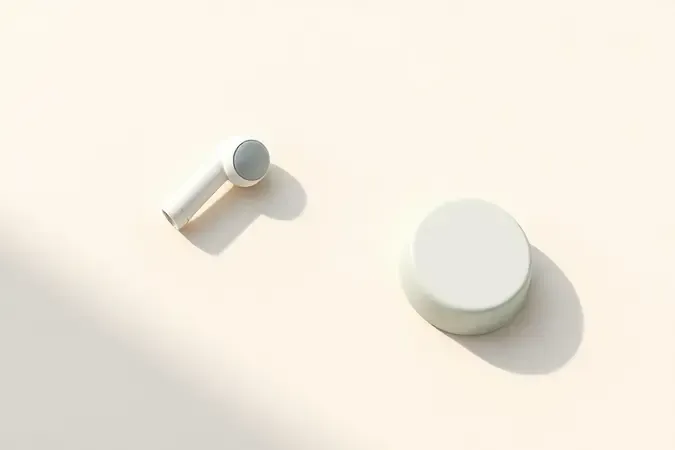 Renderização 3D conceitual de fone intra-auricular com utensílios abstratos de limpeza representando cuidados e conservação.