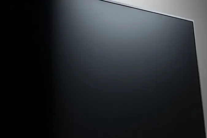 Tela de monitor impecável com pano de microfibra em renderização 3D minimalista profissional.