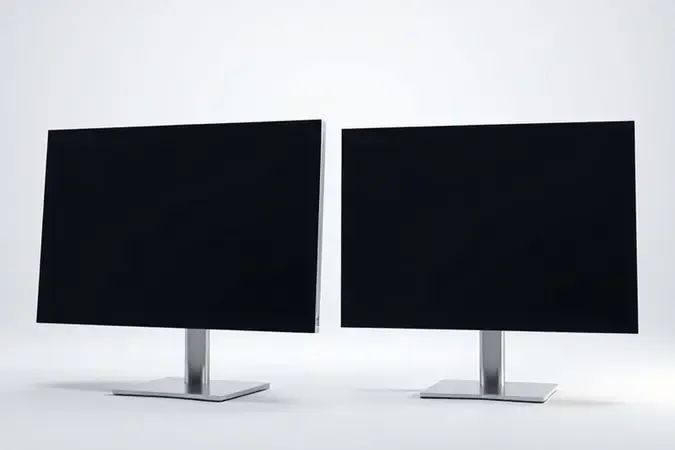 Comparação em render 3D de monitor gamer curvo e monitor plano lado a lado destacando diferenças de imersão e campo de visão.