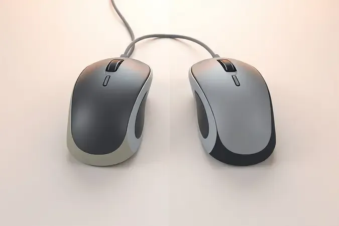 Render 3D conceitual comparando mouse com fio e sem fio lado a lado em ambiente de escritório limpo e moderno.