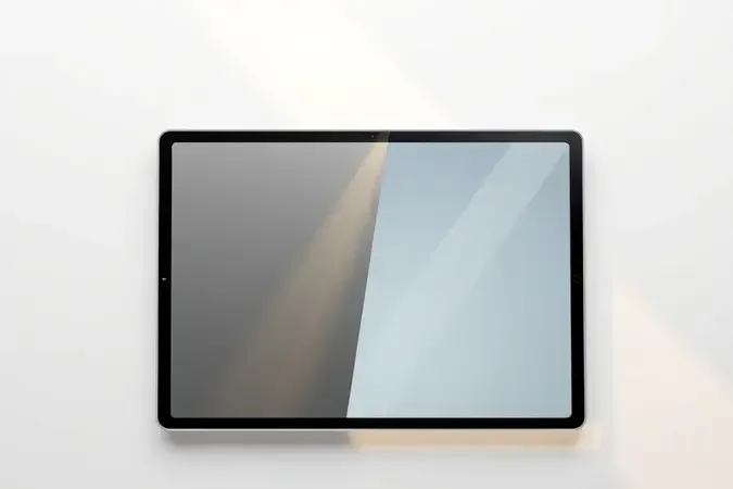 Comparação entre película fosca antirreflexo e vidro temperado brilhante para tablet com feixe de luz demonstrando propriedades ópticas.