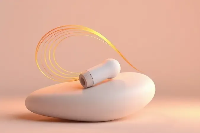 Renderização 3D de fone TWS sobre superfície orgânica com ondas sonoras abstratas representando qualidade de áudio e conforto.