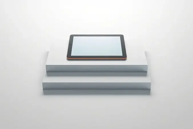 Três tablets modernos sem marca organizados em composição ascendente sobre superfície limpa, representando ranking.