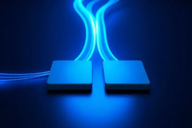 Render 3D conceitual representando alta velocidade de leitura e gravação em SSD com fluxos de dados luminosos azuis.